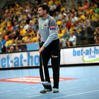 EHF Champions Leaque Saison 2013-2104 - Rhein Neckar Löwen vs KS Vive FC Barcelona - 20.04.2014 v. l.. Arpad Sterbik Keeper Barcelona als Putzhilfe Aktion, Einzelbild