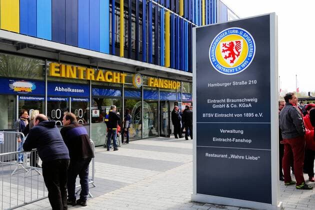 Fußball, Stadiongeschichte Eintracht Braunschweig Aus 1. BL Saison 2013 2014 Eintracht Braunschweig 0:2 am 19.04.2014. Im Foto: Eingang Fanshop