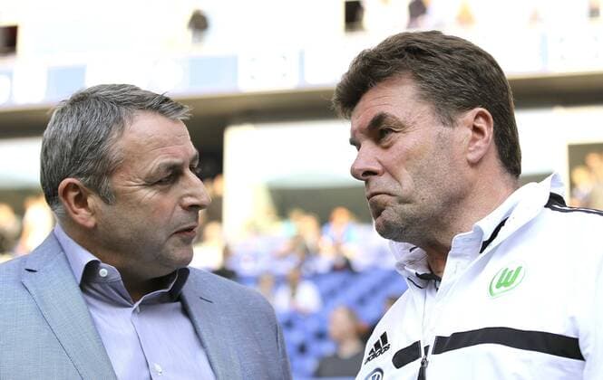 Foto : Manager Klaus Allofs ( Wolfsburg ) im Gespräch mit Trainer Dieter Hecking Samstag, 19.04.2014, Fussball 1. Bundesliga Hamburger SV - Wolfsburg 1 - 3