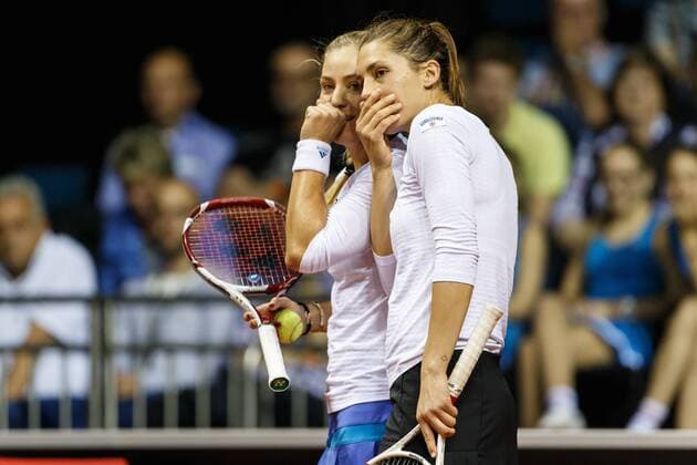 Andrea Petkovic (GER) und Angelique Kerber (GER) albern miteinander Tennis, WTA, Porsche Tennis Grand Prix, 22.04.2014 EP_ans