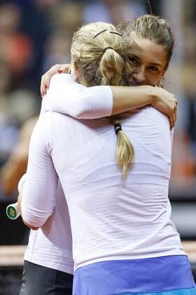 Andrea Petkovic (GER)und Angelique Kerber (GER) umarmen sich nach dem Spiel Tennis, WTA, Porsche Tennis Grand Prix, 22.04.2014 EP_ans