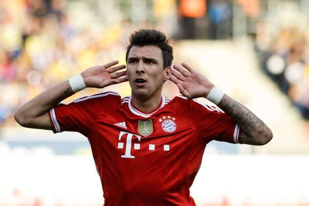 Torjubel - Torschütze Mario Mandzukic (FC Bayern München) trifft zum 0-2 - 1. Fußball Bundesliga Punktspiel Saison 2013-2014 Eintracht Braunschweig vs. FC Bayern München im Eintracht Stadion in Braunschweig - Einzelbild,Aktion,Deutschland, Fußball, Mann, Männer,19.04.2014