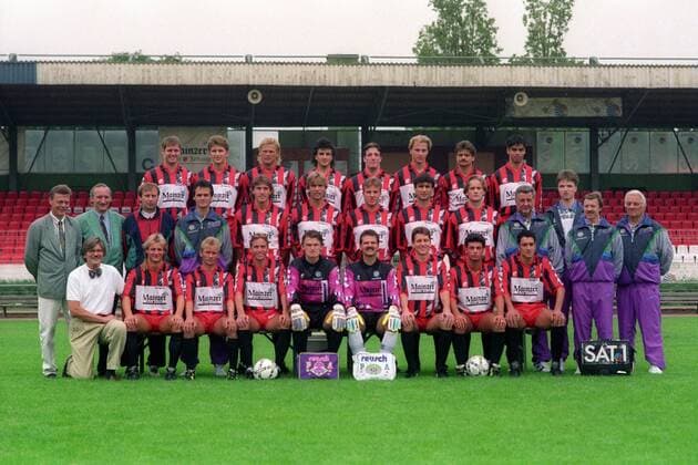 Mannschaftsfoto FSV Mainz 05 Saison 1992 93, hi.v.li.: Mike Janz, Waldemar Kischka, Guido Schäfer, Nihat Kaplan, Jochen Graf, Dirk Rammenzweig, Hendrik Weiß, David Wagner; mi.v.li.: Geschäftsführer Mägdefessel, Vizepräsident Peter Arens, Trainer Josip Kuze, Hermann Hummels, Steffen Herzberger, Jürgen Klopp, Holger Greilich, Zeljko Buvac, Vlado Kasalo, Betreuer Gerhard Wagner, Masseur Jörg Hendreich, Zeugwart Walter Notter, Zeugwart Schenk; vo.v.li.: Mannschaftsarzt Dr. Schaffstein, Thomas Zampach, Michael Becker, Michael Schumacher, Stephan Kuhnert, Manfred Petz, Michael Müller, Fabrizio Hayer, Victor Lopes