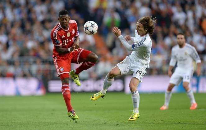 FUSSBALL CHAMPIONS LEAGUE HALBFINAL HINSPIEL SAISON 2013 2014 Real Madrid - FC Bayern München 23.04.2014 David Alaba (li, FC Bayern München) gegen Luka Modric (re, Real Madrid) 
