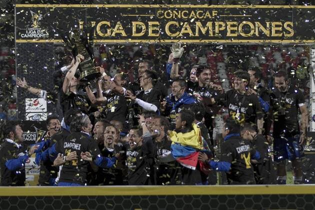 TOLUCA, April 23, 2014 (Xinhua) -- Players of Cruz Azul celebrate with the cup after winning the second leg match of the CONCACAF Champions League Final against Toluca at Nemesio Diez Stadium in Toluca, State of Mexico, Mexico, on April 23, 2014. (Xinhua Alejandro Ayala) (fnc) (ah) (SP)MEXICO-TOLUCA-SOCCER-TOLUCA VS CRUZ AZUL 