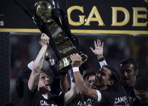 TOLUCA, April 23, 2014 (Xinhua) -- Gerardo Torrado (L, Front) and Gerardo Flores (R, Front) of Cruz Azul hold the cup after winning the second leg match of the CONCACAF Champions League Final against Toluca at Nemesio Diez Stadium in Toluca, State of Mexico, Mexico, on April 23, 2014. (Xinhua Alejandro Ayala) (fnc) (ah) (SP)MEXICO-TOLUCA-SOCCER-TOLUCA VS CRUZ AZUL 