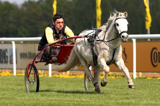 21.04.2014, Hannover, Niedersachsen, GER - Tayfun Korkut, Trainer von Hannover 96, gewinnt mit Paul das Minitraber-Rennen. Galopprennbahn Hannover, Neue Bult. (Trainer, Hannover 96, Korkut, Minitraber, Pony, Sieg, Ziel, Zielankunft) 986D210414HANNOVER.JPG