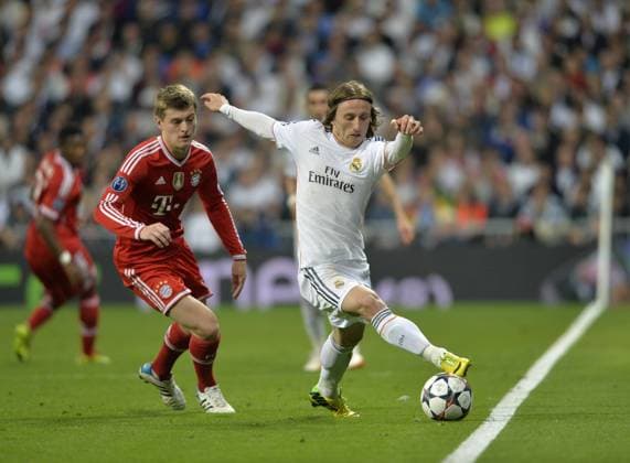 23.04.2014, Fussball Champions League 2013 2014, Halbfinale, Hinspiel, Real Madrid - FC Bayern München, im Santiago Bernabeu Stadion in Madrid, Spanien. v.li: Toni Kroos (Bayern München) gegen Luka Modric (Real Madrid). 
