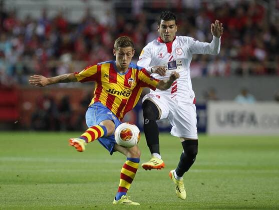 First leg of 1 2 Europa League match between Sevilla FC and Valencia FC. In this picture, Federico Cartabia and Jose Antonio Reyes. xRAMONxNAVARROx 