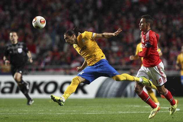 Juventus Uruguayan defender Martin Caceres (L) vies with Benfica s Spanish forward Rodrigo Machado (R) during a soccer match between SL Benfica from Portugal and Juventus FC from Italy for the first hand of the Semi-Final of the UEFA Europa League, in Benfica s Luz Stadium in Lisbon, Portugal, on April 24, 2014. Photo by Pedro Nunes Portugal: UEFA Europa League 
