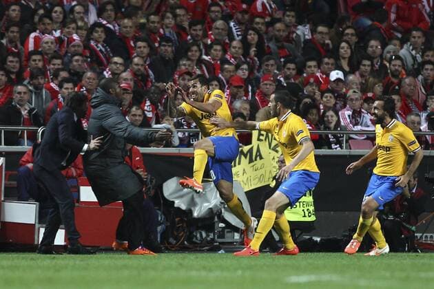 Juventus Argentine forward Carlos Tevez (yellow left) celebrates with his teammates after scoring a goal during a soccer match between SL Benfica from Portugal and Juventus FC from Italy for the first hand of the Semi-Final of the UEFA Europa League, in Benfica s Luz Stadium in Lisbon, Portugal, on April 24, 2014. Photo by Pedro Nunes Portugal: UEFA Europa League 