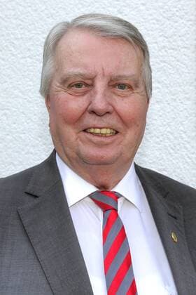 Engelbert Nelle ehem. NFV Vors. und für den DFB tätig - hier vor dem NFV Hotel Fuchsbachtal in Barsinghausen bei Hannover - gesehen am 23.04.2014