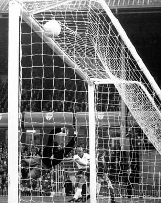 Weltmeisterschaft Vorrunde, BR Deutschland - Spanien in Birmingham: Lothar Emmerich (BRD) trifft gegen Torwart Jose Angel Iribar (Spanien) zum 1:0
