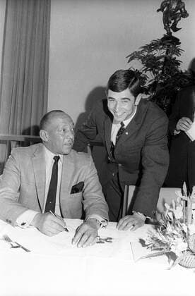Jesse Owens (USA) und Erhard Keller (BR Deutschland) - Empfang 1969 in München zum Auftakt der Olympia Werbung