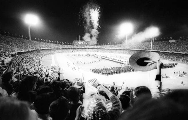 Schlussfeier der Olympischen Spiele 1968 in Mexiko - Feuerwerk im Estadio Olimpico de la Ciudad Universitaria, die Anzeigetafel verkündet die nächsten Spiele 1972 in München