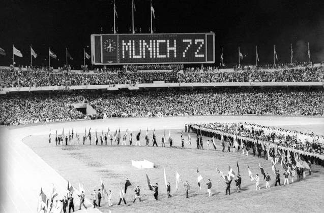 Schlussfeier der Olympischen Spiele 1968 in Mexiko - Die Fahnenträger im Estadio Olimpico de la Ciudad Universitaria unterhalb der Anzeigetafel, welche die nächsten Spiele 1972 in München verkündet