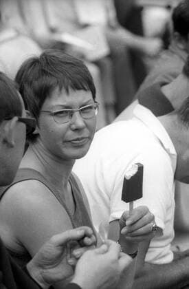 Heide Rosendahl (BR Deutschland) isst als Zuschauerin der Olympischen Spiele 1968 in Mexiko ein Eis