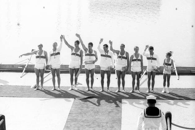Olympische Spiele 1968 in Mexiko - Finale Achter mit Steuermann, Siegerehrung Olympiasieger BR Deutschland mit Horst Meyer, Dirk Schreyer, Rüdiger Henning, Wolfgang Hottenrott, Lutz Ulbricht, Egbert Hirschfelder, Jörg Siebert, Niko Ott, Gunther Tiersch, Roland Böse