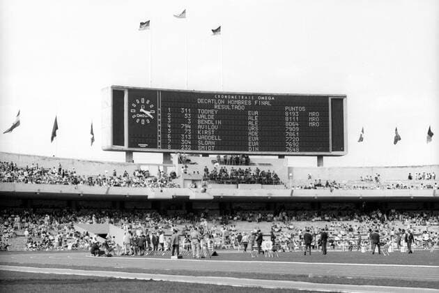 Die Anzeigetafel verkündet das Endergebnis des Zehnkampfes der Olympischen Spiele 1968 in Mexiko: Olympiasieger ist Bill Toomey (USA) vor Walde, Bendlin (beide BR Deutschland), Avilov (UdSSR), Kirst (DDR), Waddell, Sloan (beide USA) und Smidt Jensen (Dänemark)