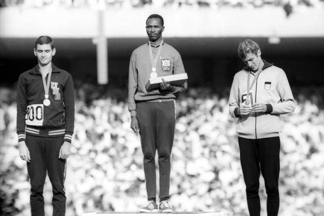 Siegerehrung 1500m Olympische Spiele 1968 in Mexiko: Olympiasieger Kip Keino (Kenia, Mitte) zwischen Jim Ryun (USA, li.) und Bodo Tümmler (BR Deutschland)