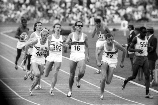 Gerhard Hennige (16) übergibt an Manfred Kinder (22, beide BR Deutschland), li. Colin Campbell (393) an David Hemery (beide Großbritannien), re. Munyoro Nyamau (Kenia)