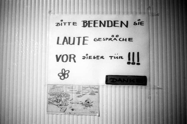 Olympische Spiele 1968 in Mexiko - Anschlag an einem Zimmer im deutschen Haus im Olympischen Dorf: Bitte beenden sie laute Gespräche vor dieser Tür