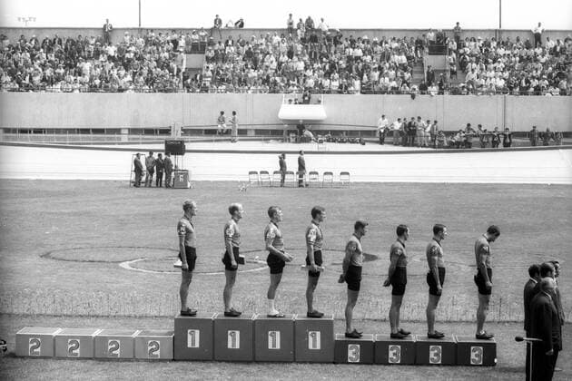 Siegerehrung 4000m Mannschaftsverfolgung der Olympischen Spiele 1968; nach Protesten gibt es vorerst nur Medaillen für die Olympiasieger aus Dänemark und den drittplazierten Italienern. Team BR Deutschland vorerst nicht bedacht
