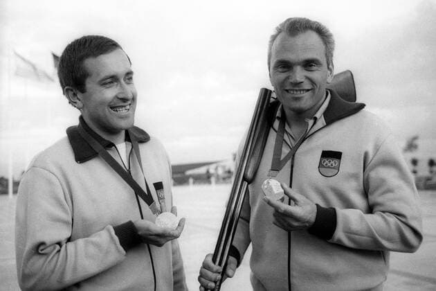 Freuen sich bei den Olympischen Spielen 1968 in Mexiko über ihre Medaillen: Olympiasieger Bernd Klingner (Dreistellungskampf Kleinkaliber 50m) und der drittplazierte Konrad Wirnhier (Skeet Schießen, beide BR Deutschland)