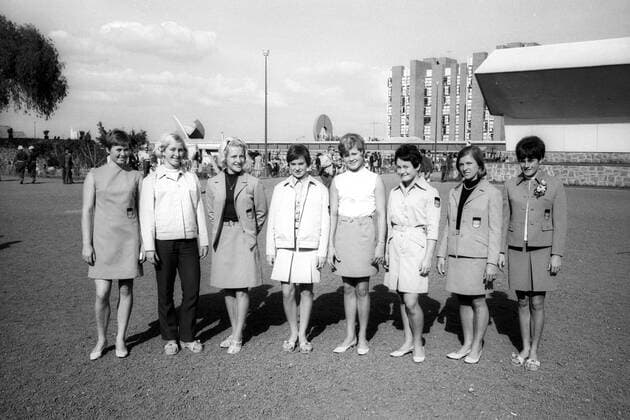 Gruppenfoto der deutschen Turnerinnen am Rande der Olympischen Spiele 1968 in Mexiko