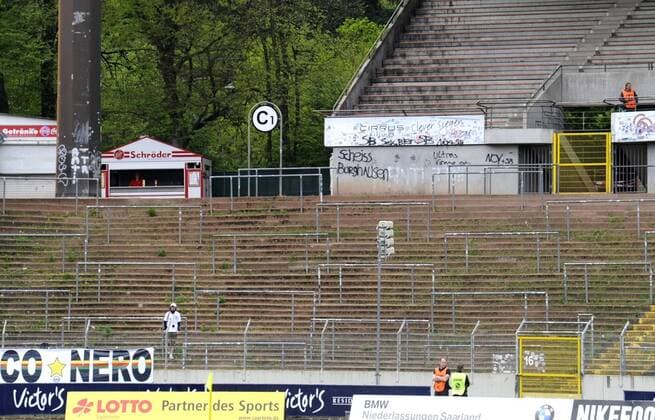 Fußball, Stadiongeschichte 1. FC Saarbrücken 1. FC Saarbrücken - im Saarbrücker Ludwigsparkstadion - leere Tribüne