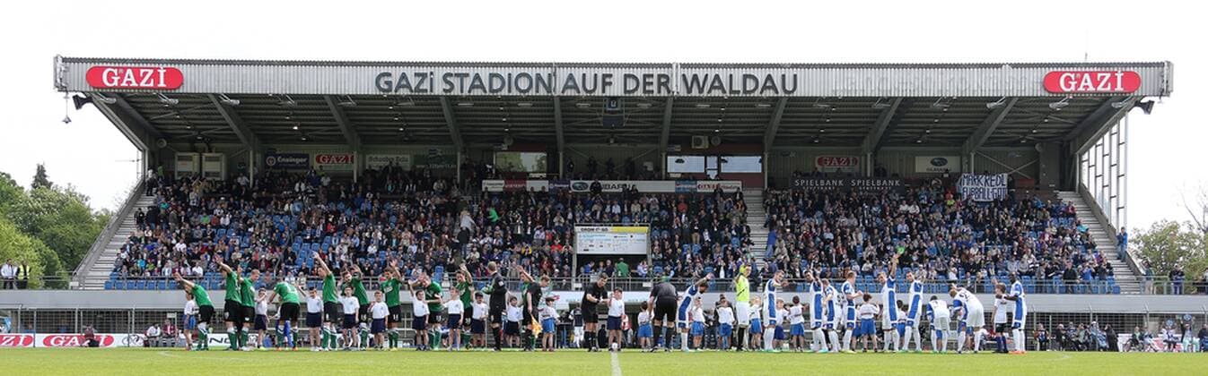 Fußball, Stadiongeschichte Stuttgarter Kickers 26.04.2014 Stuttgart Fußball 3. Bundesliga 36. Spieltag Saison 2013 2014 SV Stuttgarter Kickers Fans Haupttribühne Gazi-Stadion