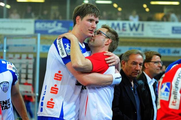 26-04-2014 pmk MV115091 Handball Herren Bundesliga Saison 2013 2014 TuS-N-Luebbecke - TBV Lemgo 24:25 (10:12) Jubel nach dem Sieg Finn LEMKE Lemgo Nils PFANNENSCHMIDT -Trainer- Lemgo