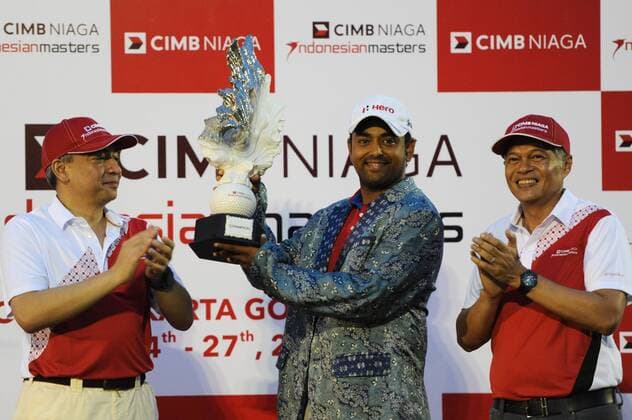 (140427) -- JAKARTA, April 27, 2014 (Xinhua) -- Anirban Lahiri (C) of India poses with the trophy after winning the CIMB Niaga Indonesian Masters at Royale Jakarta Golf Club in Jakarta, Indonesia, April 27, 2014. Anirban claimed the champion of the event. (Xinhua Veri Sanovri) (SP)INDONESIA-JAKARTA-GOLF-INDONESIAN MASTERS-CHAMPION 