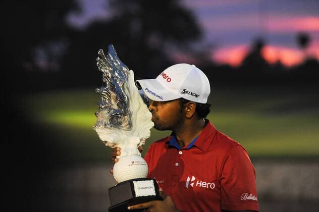 (140427) -- JAKARTA, April 27, 2014 (Xinhua) -- Anirban Lahiri of India kisses the trophy after winning the CIMB Niaga Indonesian Masters at Royale Jakarta Golf Club in Jakarta, Indonesia, April 27, 2014. Anirban claimed the champion of the event. (Xinhua Veri Sanovri) (SP)INDONESIA-JAKARTA-GOLF-INDONESIAN MASTERS-CHAMPION 