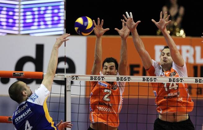 Valentin Bratoev, Kawika Shoji, Tomas Kmet Aktion Spielszene Zweikampf Volleyball Bundesliga Herren PlayOff Finale Saison 2013 14 27.04.2014 BR Volleys Berlin vs. VfB Friedrichshafen