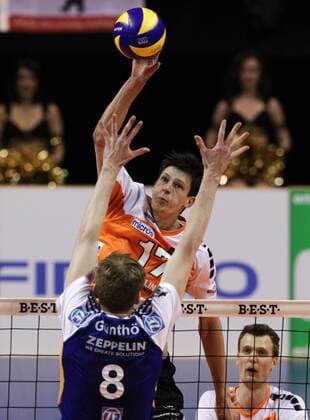 Srecko Lisinac, Max Günthör Aktion Spielszene Zweikampf Volleyball Bundesliga Herren PlayOff Finale Saison 2013 14 27.04.2014 BR Volleys Berlin vs. VfB Friedrichshafen