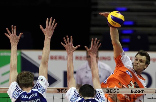 Max Günthör, Baptiste Geiler, Robert Kromm Aktion Spielszene Zweikampf Volleyball Bundesliga Herren PlayOff Finale Saison 2013 14 27.04.2014 BR Volleys Berlin vs. VfB Friedrichshafen