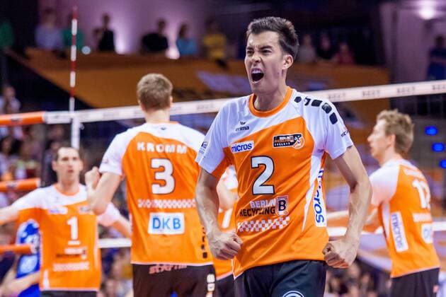 Berlin, Deutschland, 27.04.2014: Volleyball DVL Play-Off-Finale 1. Spiel 2013 2014 - Berlin Recycling Volleys - VfB Friedrichshafen. Das Team der BR Volleys jubelt: v.l. Kawika Shoji (Berlin 2)