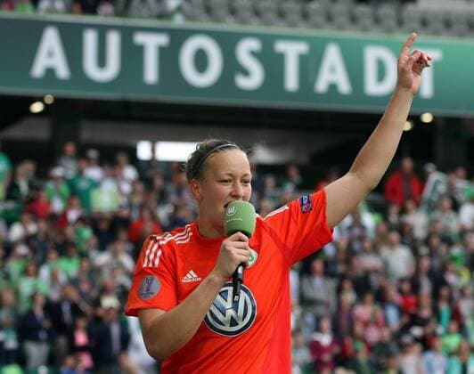 Fussball, Frauen Champions-League, VfL Wolfsburg - 1. FFC Turbine Potsdam, v.li.: Almuth Schult (VfL Wolfsburg) bedankt sich bei den Fans, bedanken, Dank, nach Sieg xmrx