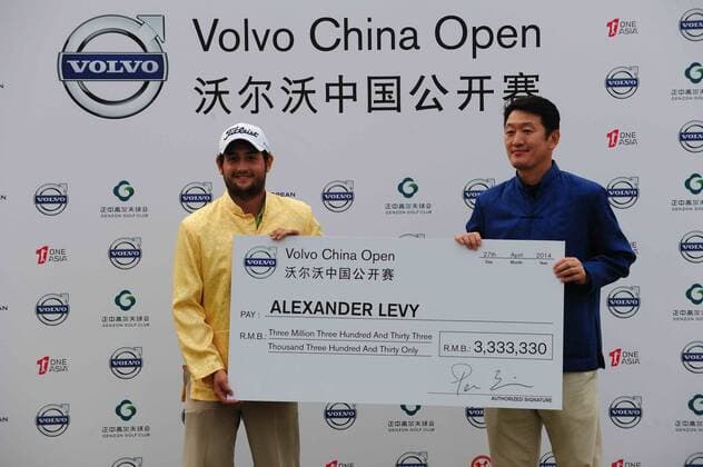 Alexander Levy of France, left, poses with his cheque during the award ceremony of the Volvo China Open in Shenzhen city, south Chinas Guangdong province, 27 April 2014.  20140427_30761