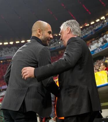 Vor dem Spiel: Cheftrainer Josep GUARDIOLA (M) begrüsst Trainer Carlo ANCELOTTI (r MAD) Fussball international UEFA Championsleague Saison 2013 2014, Halbfinale RÜCKSPIEL: FC Bayern München - Real Madrid in München, Deutschland am 29.04.2014,