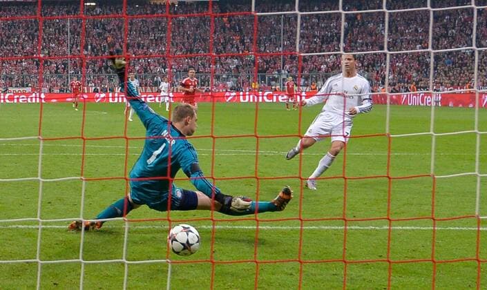 FUSSBALL CHAMPIONS LEAGUE HALBFINALE RÜCKSPIEL SAISON 2013 2014 FC Bayern München - Real Madrid 29.04.2014 Cristiano Ronaldo (re, Real Madrid) erzielt das Tor zum 0:3. Torwart Manuel Neuer (FC Bayern München) ist geschlagen 