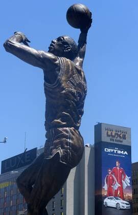 A statue of Kareem Abdul Jabbar is pictured outside Staples Center in Los Angeles, the site of planned protests and tonight s Game 5 of the Western Conference playoffs. Los Angeles Clippers owner D. Sterling was banned for life by the NBA Basketball Herren USA and fined 2.5 million dollars in the wake of a released recording of him making racist statements  LAP2014042902