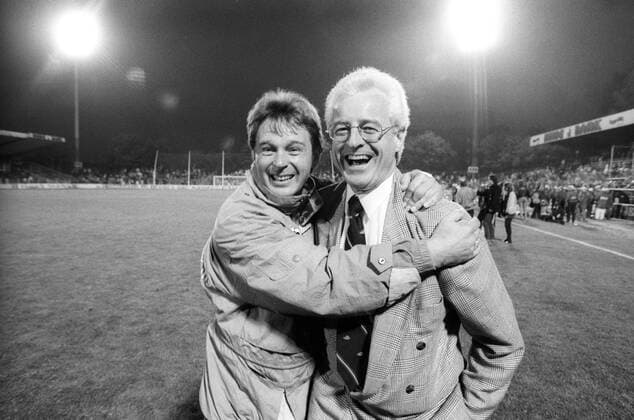 Relegationsspiel FC St. Pauli - Stuttgarter Kickers: Trainer Rainer Zobel (li.) und Manager Dieter Dollmann (beide Stuttgart) jubeln