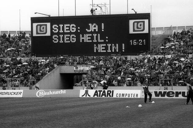 Fußball, Stadiongeschichte VfB Stuttgart VfB Stuttgart - FC Bayern München: Anzeigetafel im Neckarstadion zeigt: Sieg: Ja! Sieg Heil: Nein!