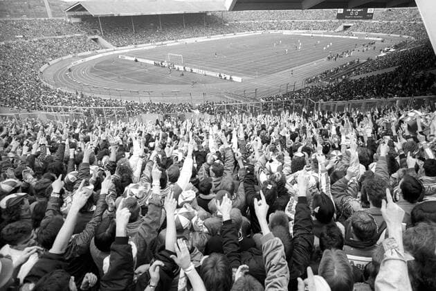 Fußball, Stadiongeschichte VfB Stuttgart Fans des VfB Stuttgart im ausverkauften Neckarstadion