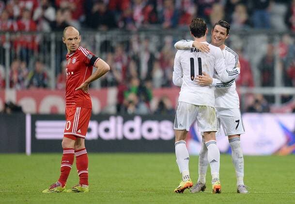 FUSSBALL CHAMPIONS LEAGUE HALBFINALE RUECKSPIEL SAISON 2013 2014 FC Bayern Muenchen - Real Madrid 29.04.2014 SCHLUSSJUBEL Real Madrid; Cristiano Ronaldo (re) umarmt Gareth Bale (Mitte) beobachtet von Arjen Robben (li, FC Bayern Muenchen) FOTO: Pressefoto ULMER Andreas Schaad xxNOxMODELxRELEASExx 