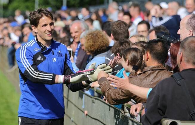 Hamburger SV Training Hamburger SV Training 01.05.2014 an der Imtech Arena grosse Fanunterstuetzung beim Training vorne: Rene Adler (Hamburger SV) und die Mannschaft klatschen mit den Fans ab