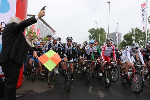 Startschuss: Lokalmatador John Degenkolb (Team Giant-Shimano) und 2-facher Gewinner Fabian Wegmann (Deutsche Nationalmannschaft) mit den weiteren Favoriten in der Ersten Reihe der Startlinie , Radrennen 1. Mai 2014, Rund um den Finanzplatz Eschborn-Frankfurt, 1.05.2014 , EP_rrz