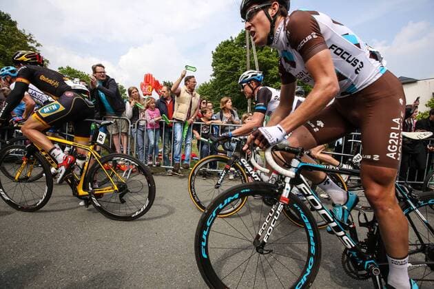 Rund um den Finanzplatz Eschborn-Frankfurt Radrennen Rund um den Finanzplatz Eschborn-Frankfurt am 01.05.2014 in Königstein, Radrennen Elite, Radrennfahrer Elite beim Anstieg am Mammolshainer Stich in Königstein werden vom Publikum angefeuert